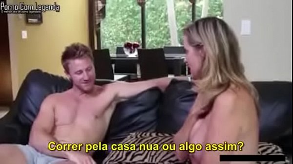 Brincando com a loira gostosa no sofá