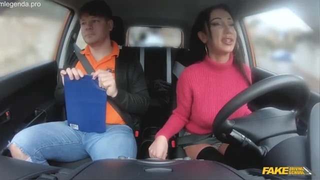 Aluna peituda dá a buceta para passar na prova