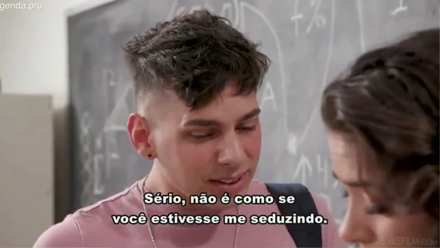 Aluno exibe o pau para a professora tarada