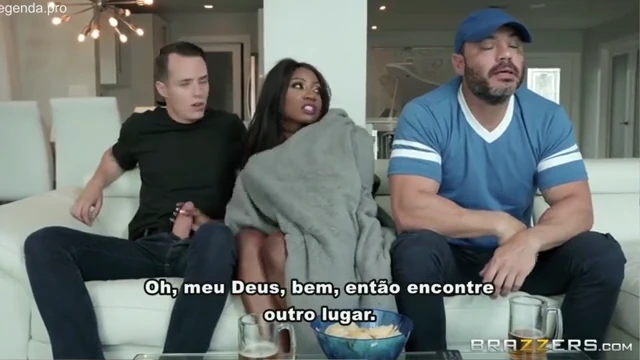 Corninho assiste enquanto eu como a amiga dele