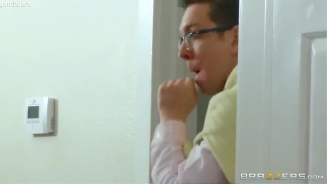 Cunhada mete no cu do irmão nerd do marido