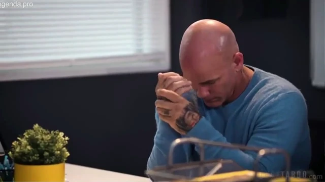 Dotado careca arregaça a vagabunda com vontade