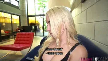 Esposa Enfia Rola Gigante na Sua Frente