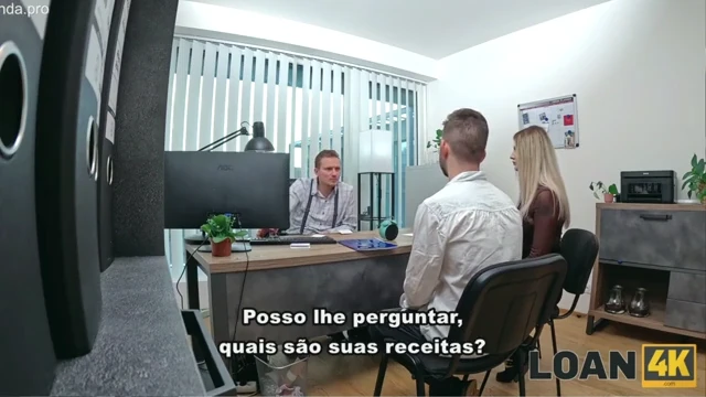 Esposa loira dá pro funcionário do banco na frente do marido corno