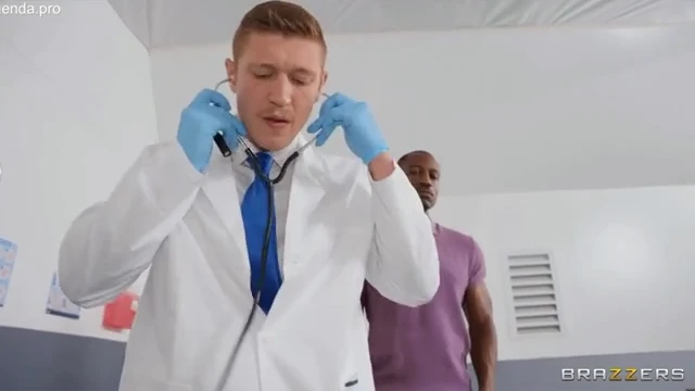 Esposa safada trai o corno dando o cu para o médico