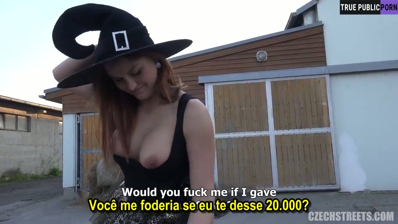 Fode a bruxa ruiva na rua até gozar