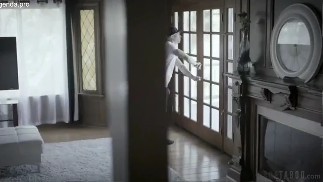 Fodendo a branquela gostoso em casa