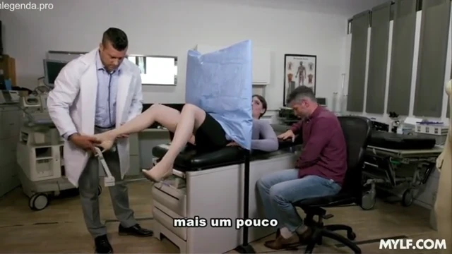 Ginecologista goza na buceta da paciente com marido assistindo