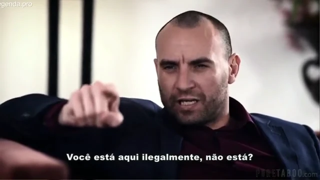 Imigrante ilegal usa a buceta para trazer família ao país