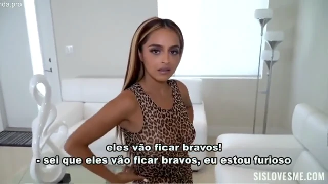 Irmãzinha metendo o dedo no cu sozinha em casa