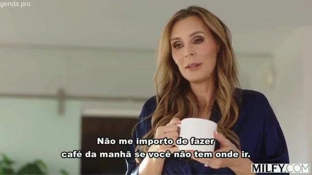 Loira safada abre a buceta apertada para o ex-aluno