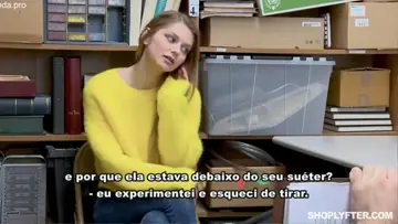 Loirinha presa paga fiança com a buceta rosa