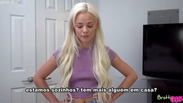 Loirinha sozinha em casa dando muito a buceta