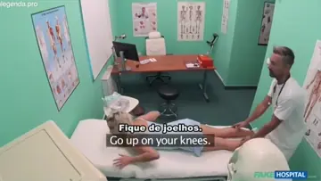 Loirinha tarada dá o cu pro médico sem calcinha