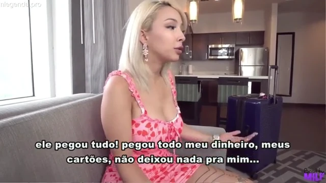 Madrasta loira fode o enteado enquanto o corno viaja