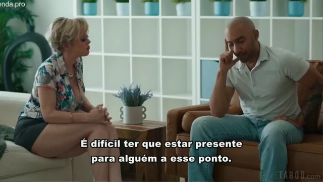 Marido mete gostoso na loira enquanto a esposa não vê