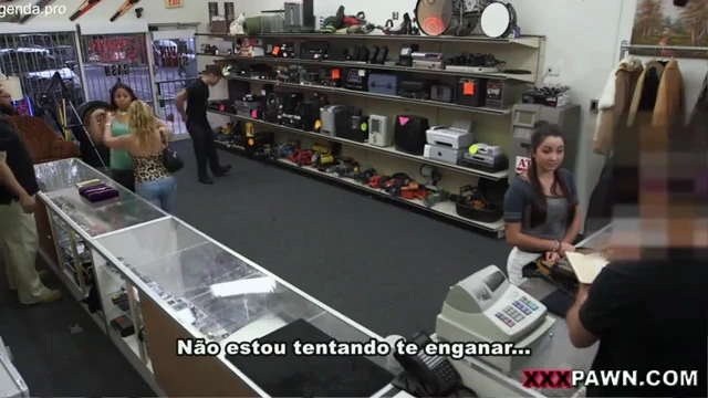 Negociando a buceta na loja de forma safada e explícita