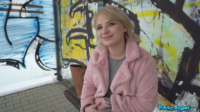 Novinha arregaçando a buceta no porão