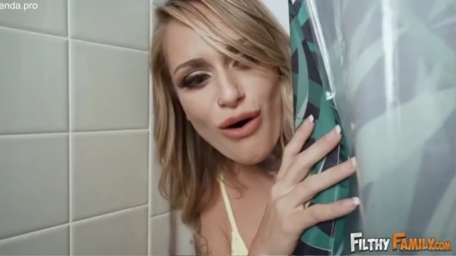 Novinha chama madrasta pra foder com ela e o namorado