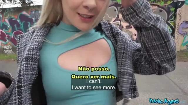 Novinha engole rola gigante de dotado