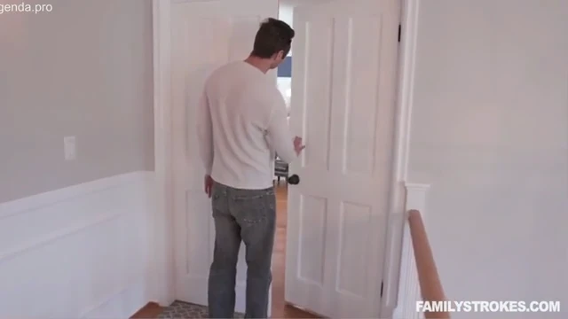Novinha safada tirando o cabaço do irmão mais velho