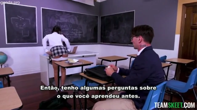 Novinho fode aluna safada dentro da sala de aula