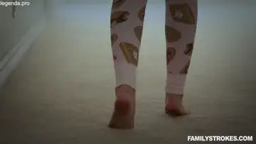 Padrasto mete na enteada com a esposa dormindo ao lado