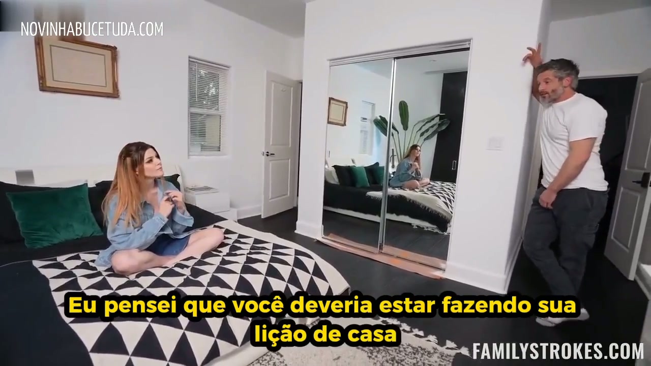 Papai desce o cacete na própria filha safada