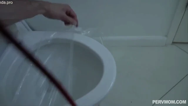 Pegadinha Vira Foda Explícita no Banheiro