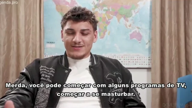 Professora mostra a buceta ao vivo na televisão