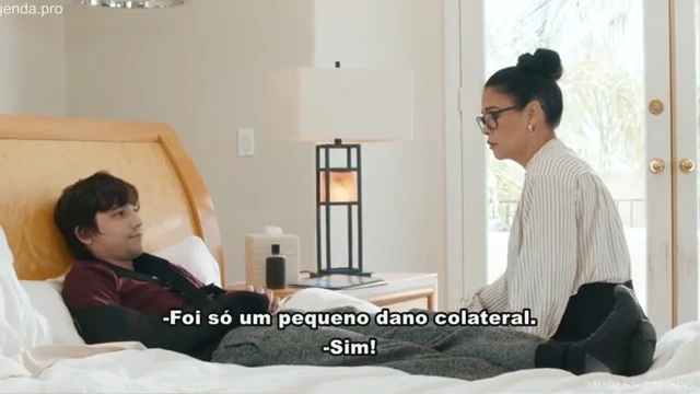 Professora peituda dá uma aula de sexo pro nerd