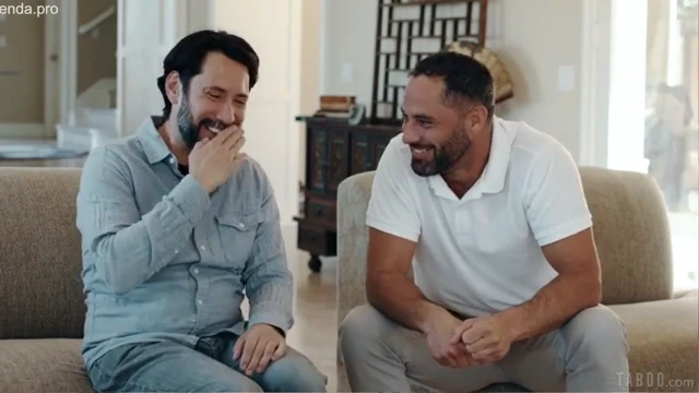 Suruba Quente: Dois Casais Transando na Sala