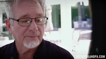 Tarado de Meia-Idade Arregaça a Buceta Apertada da Novinha