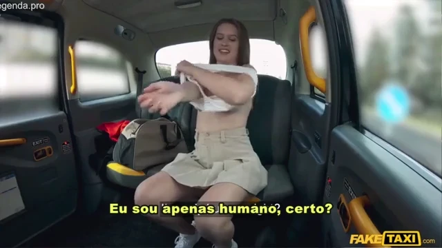 Taxista arregaça o cuzinho dela no carro com gosto