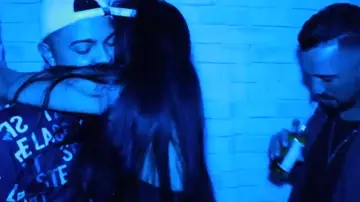 Vadia safada mostra tudo pro amigo do corno