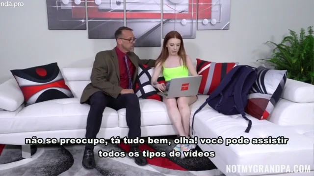 Vovó e neta assistem pornô juntas e se excitam